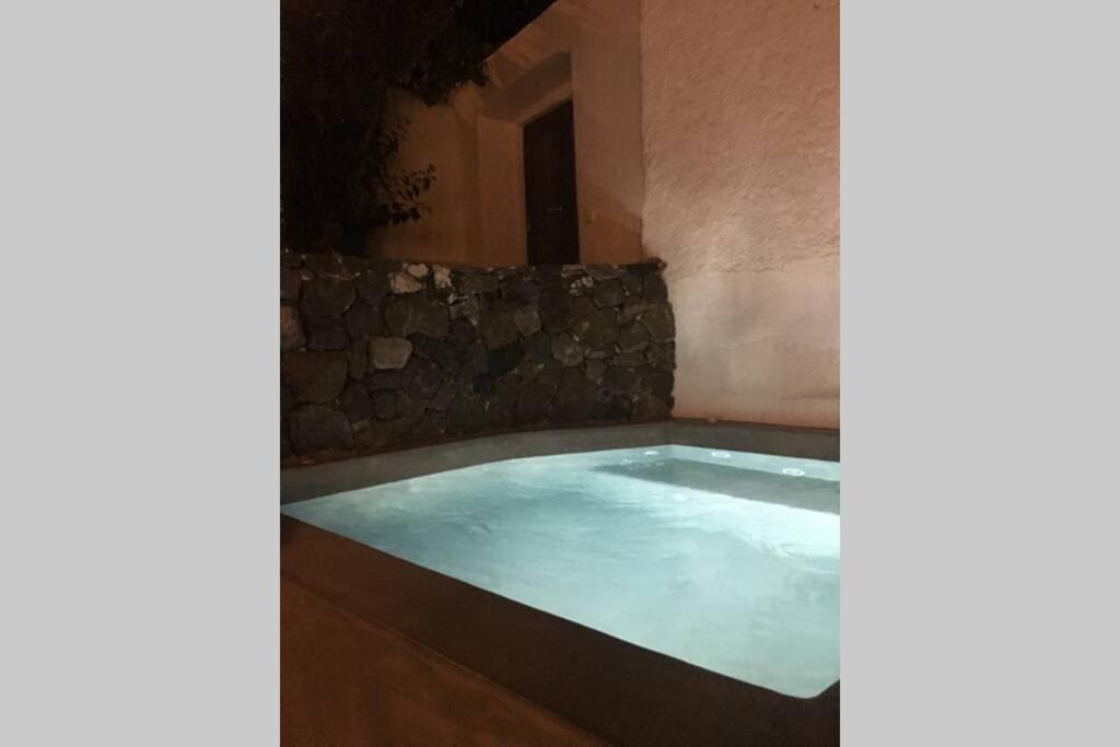 Villa Santorini Folia Cave House With Jacuzzi Pýrgos Exterior foto