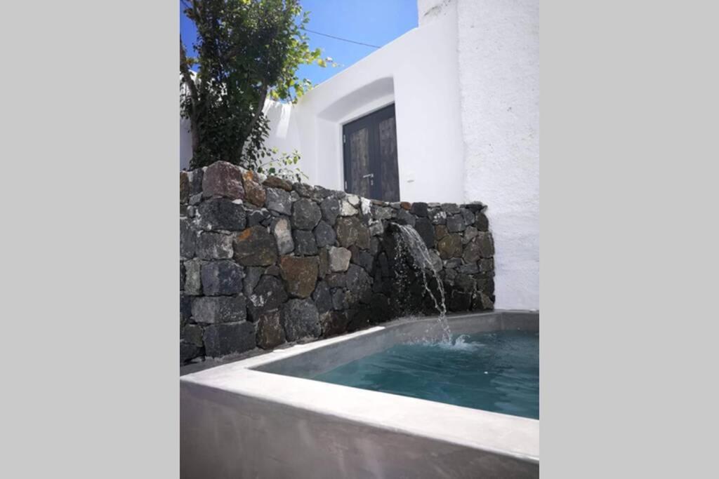 Villa Santorini Folia Cave House With Jacuzzi Pýrgos Exterior foto